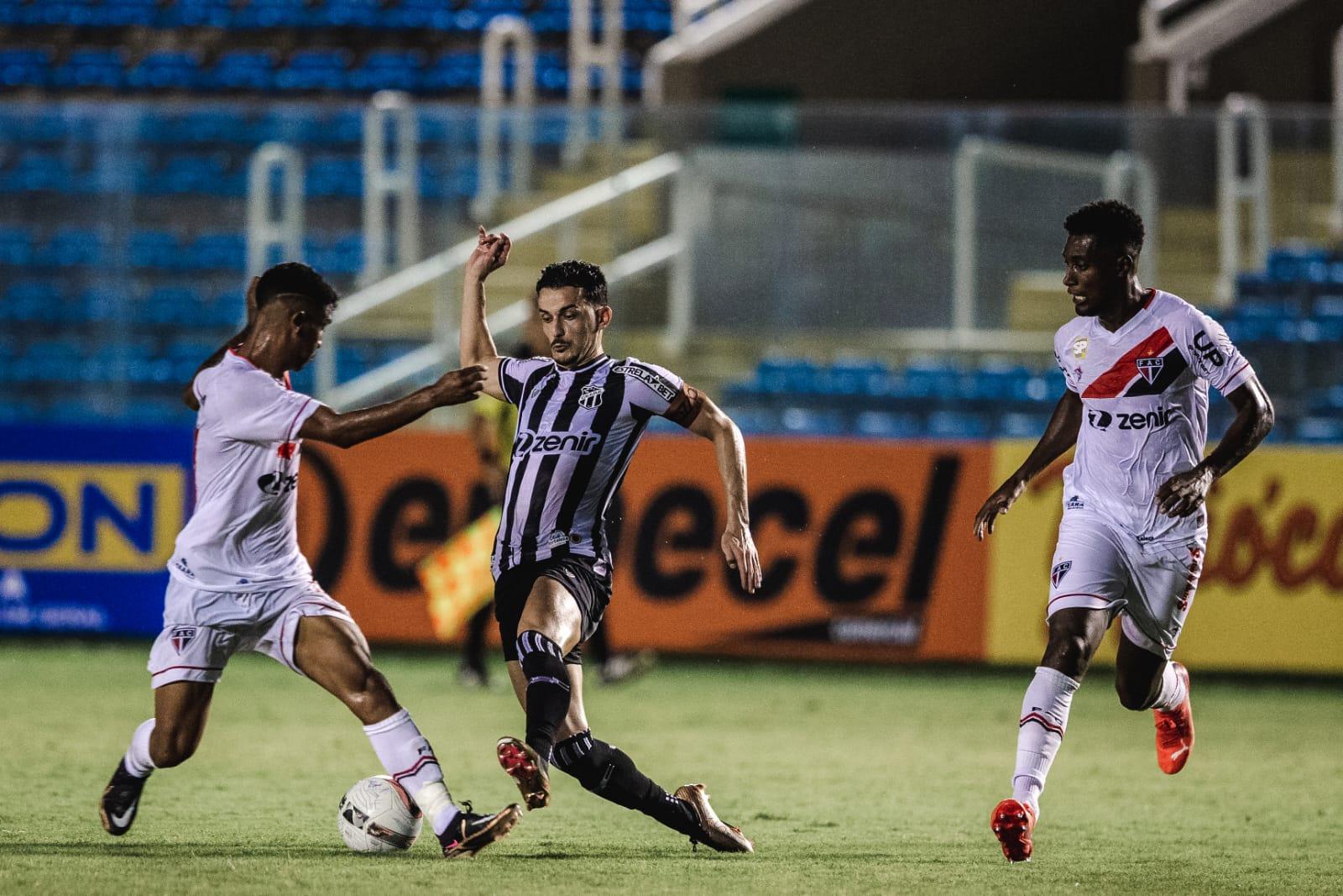 Imagem mostra jogadores de futebol do Ceará e do Ferroviário.