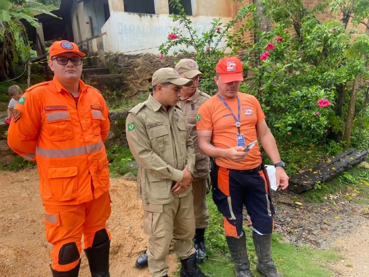 Bombeiros em sítio para atender ocorrência de palmeira que caiu em cima de agricultor no Ceará