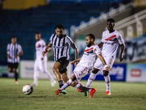 Atletas de Ceará e Ferroviário disputam bola
