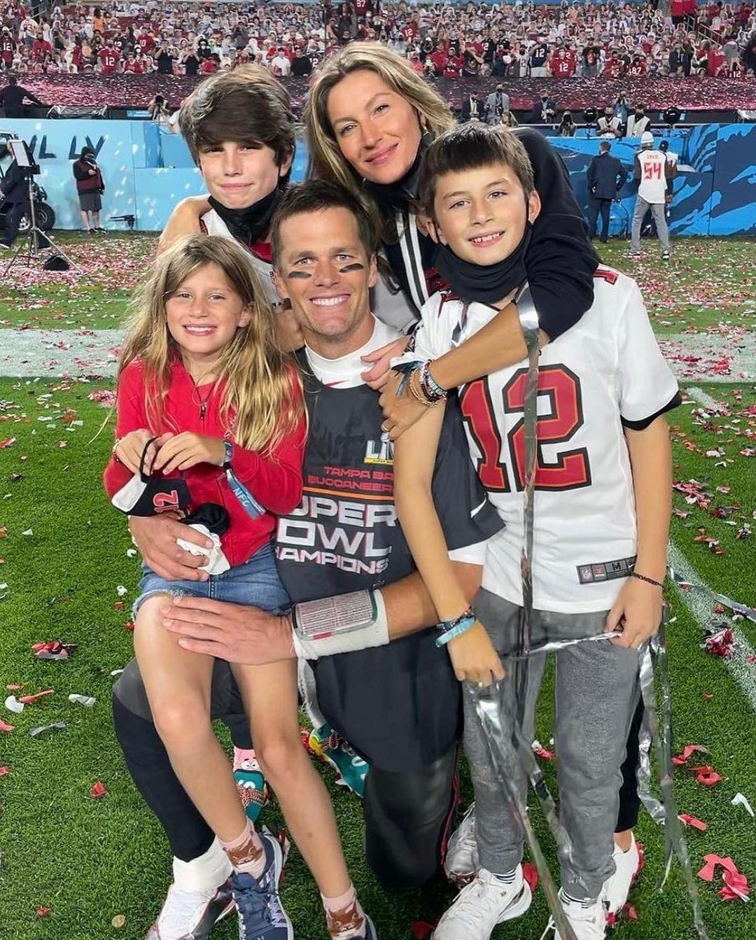 Gisele e Tom em foto no campo de futebol