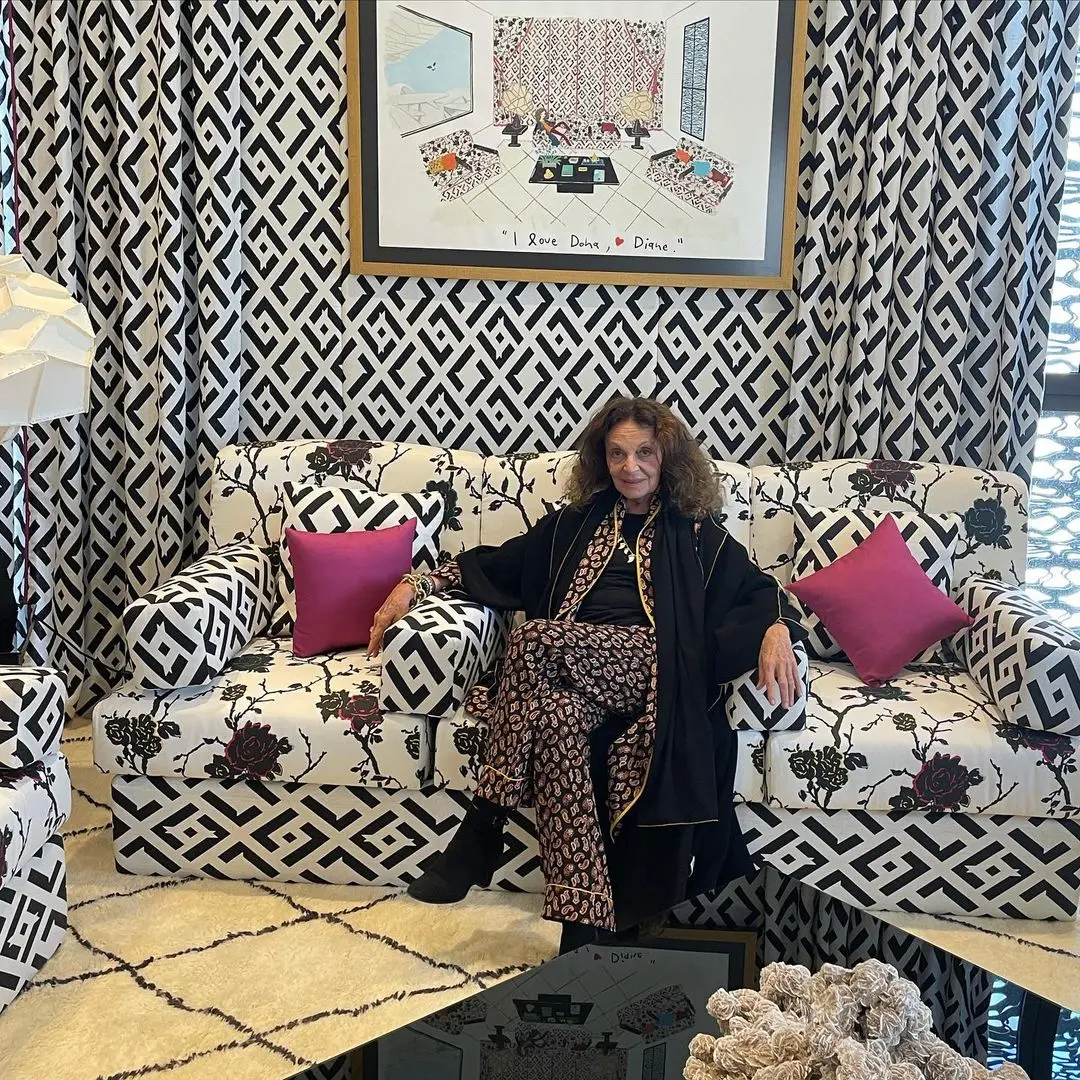 Atualmente, Diane Von Furstenberg tem 76 anos e segue trabalhando no mercado da moda