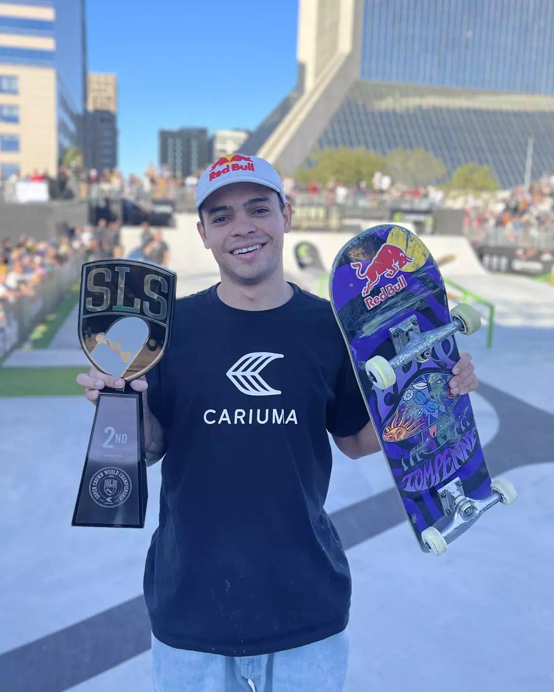 Lucas com o troféu de 2º lugar no Super Crown da Street League Skateboarding,  de Jacksonville, nos Estados Unidos