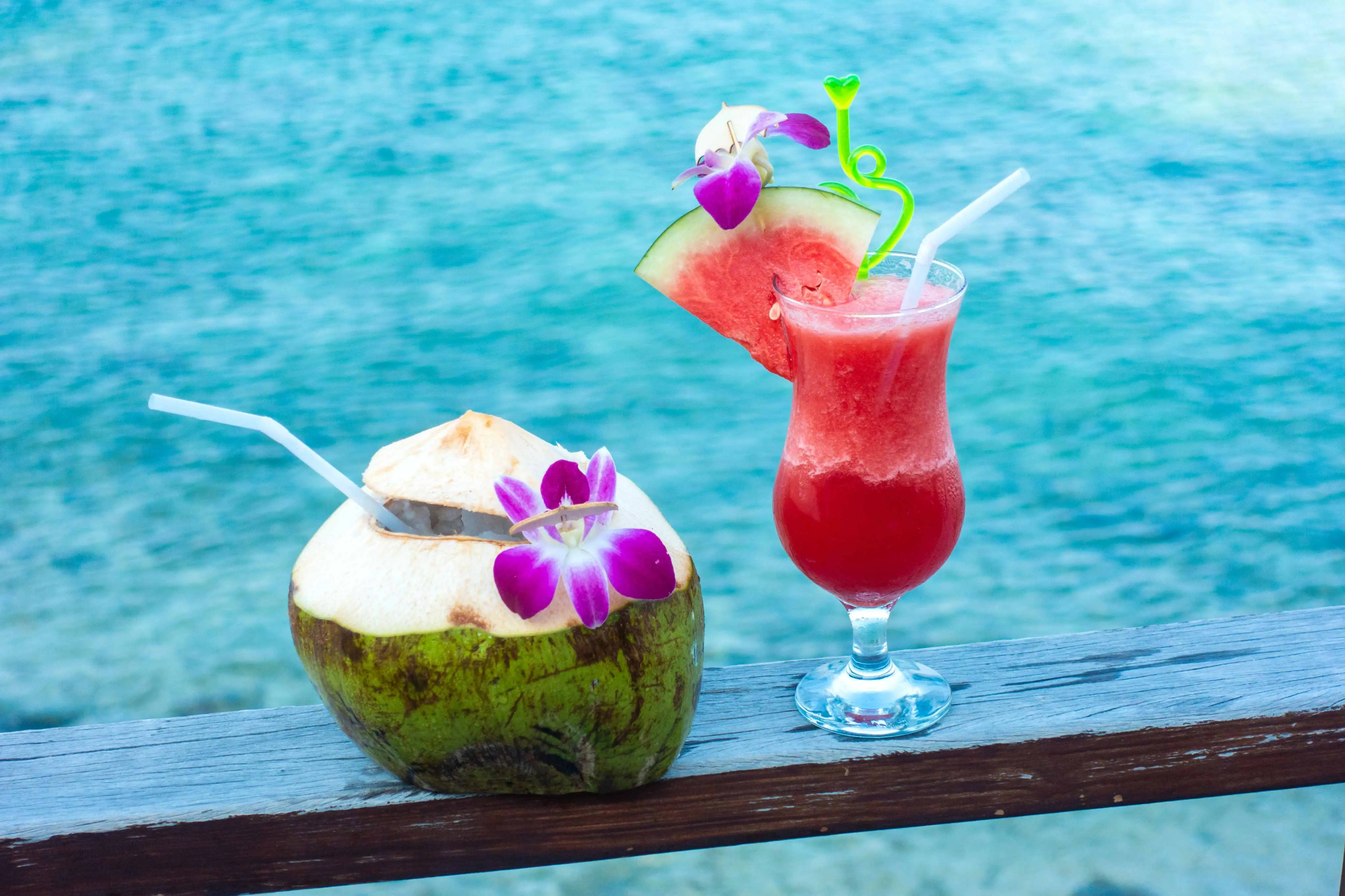 Suco de água de coco com melancia e limão