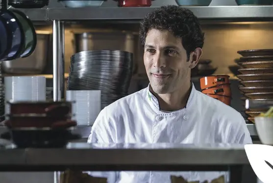 Rodrigo Oliveira é um homem branco e de cabelo preto, cacheado. Ele está dando um leve sorriso