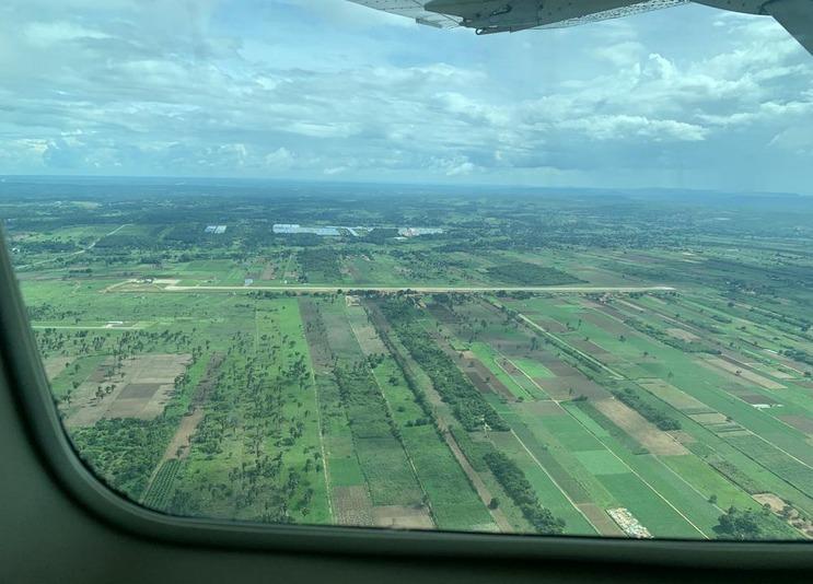 Visão lateral da pista de pousos e decolagens de São Benedito (Instalações de Floricultura ao fundo)