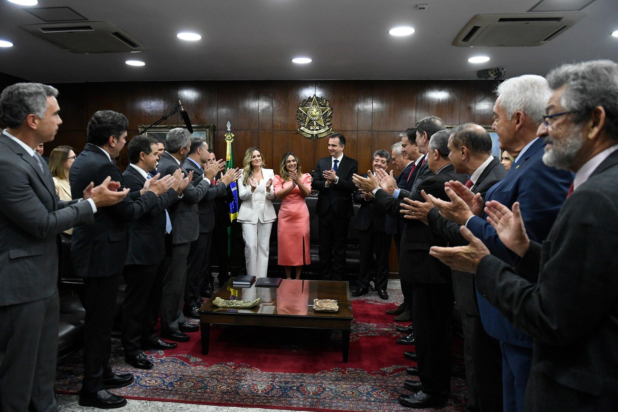 Uma comitiva de políticos cearenses foi até Brasília prestigiar a posse da senadora