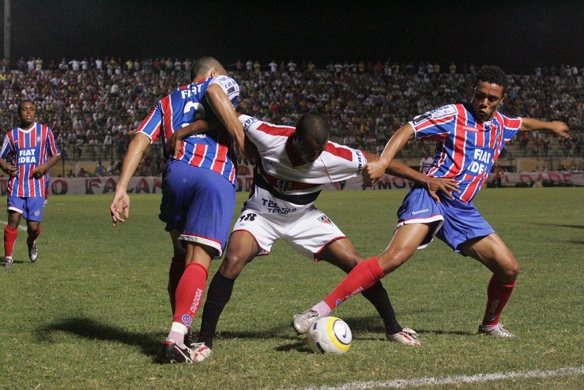 Meia do Bahia publica foto com jogador que provocou a torcida do