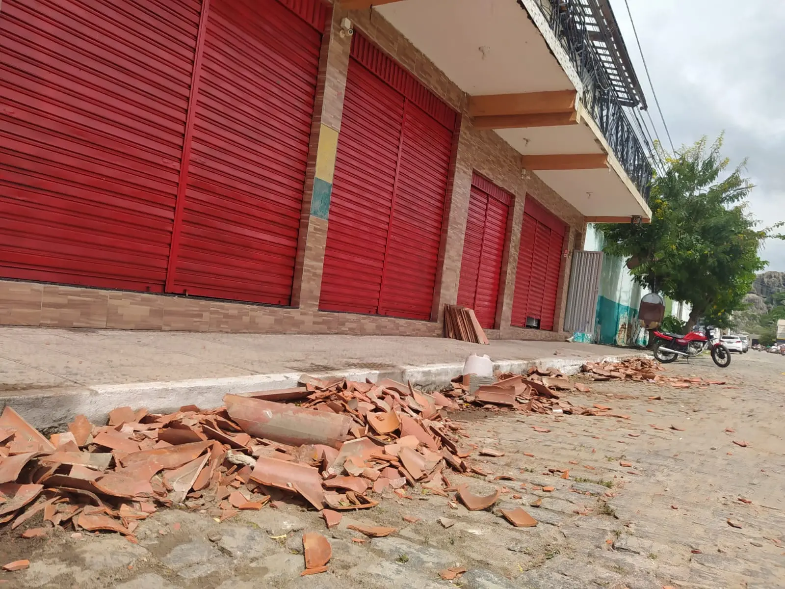 Telhas quebradas em frente a um comércio em Quixadá