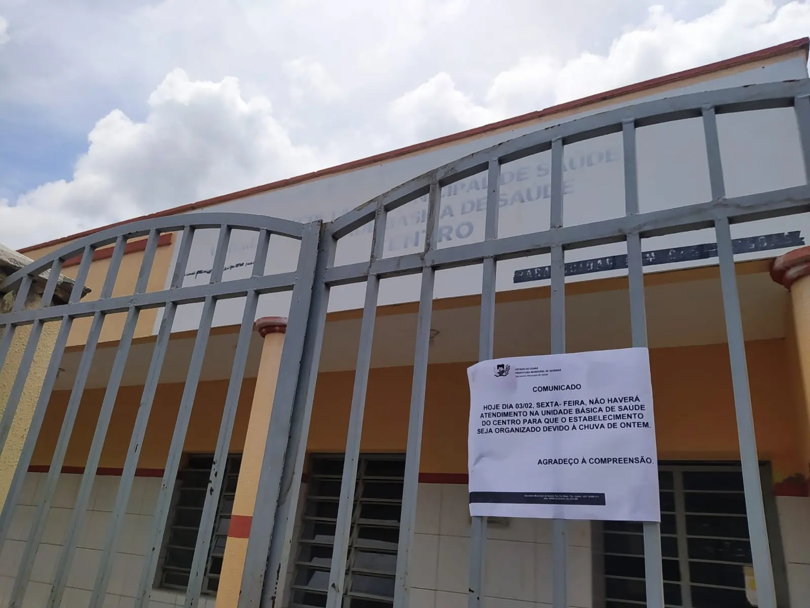 Aviso de posto de saúde fechado devido às fortes chuvas