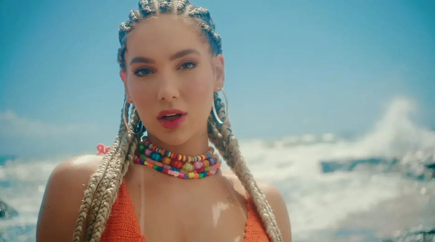 Cena de Virginia de tranças em novo clipe de zé felipe