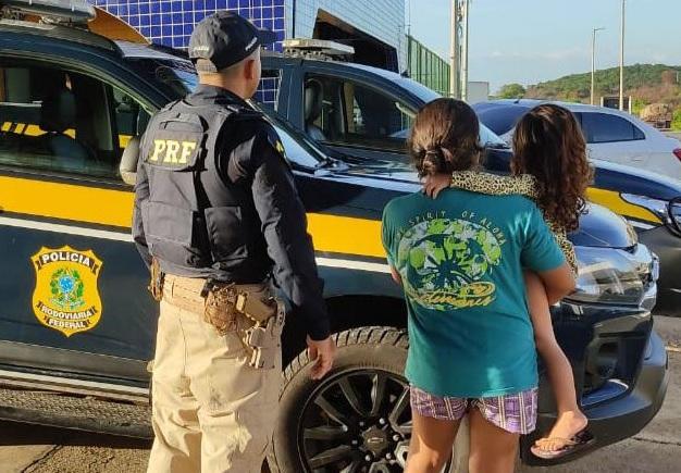 Policial rodoviário federal e vítimas de costas