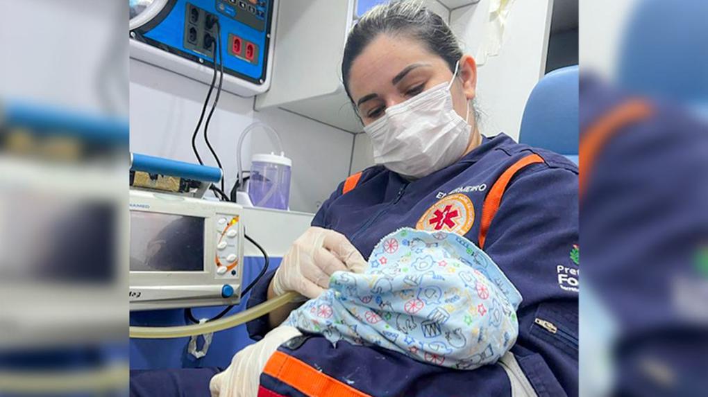 Bebê após nascer no samu nos braços de enfermeira