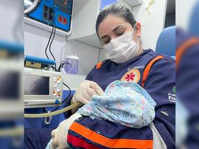 Bebê após nascer no samu nos braços de enfermeira