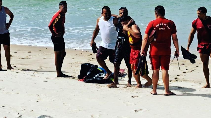 Velejador sendo resgatado por bombeiros na praia do icaraí
