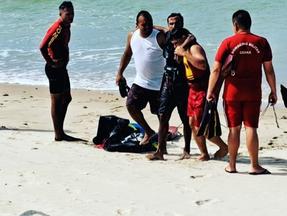 Velejador sendo resgatado por bombeiros na praia do icaraí