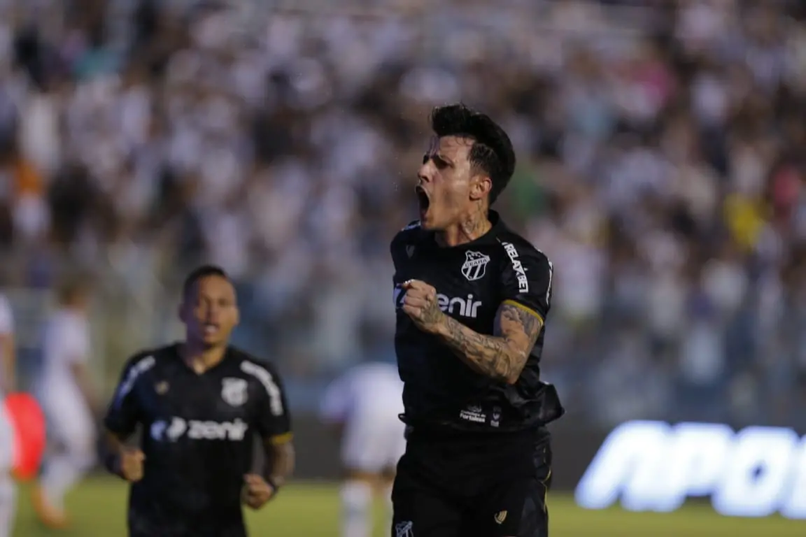Jean Carlos comemora gol pelo Ceará