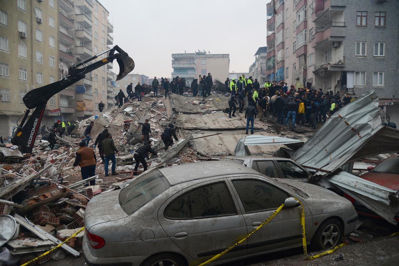 Pessoas procuram sobreviventes nos escombros em Diyarbakir, em 6 de fevereiro de 2023, depois que um terremoto de magnitude 7,8 atingiu o sudeste do país