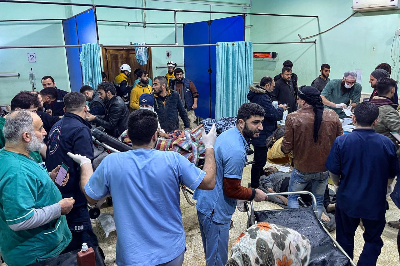 As vítimas de terremoto de magnitude 7,8 são levadas às pressas para a ala de emergência do hospital Bab al-Hawa após um terremoto, na zona rural do norte da província de Idlib, na Síria, controlada pelos rebeldes, na fronteira com a Turquia, no início de 6 de fevereiro de 2023