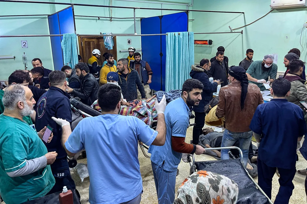 Vítimas são levadas às pressas para a ala de emergência do hospital Bab al-Hawa, Zona Rural do Norte da província de Idlib, Síria