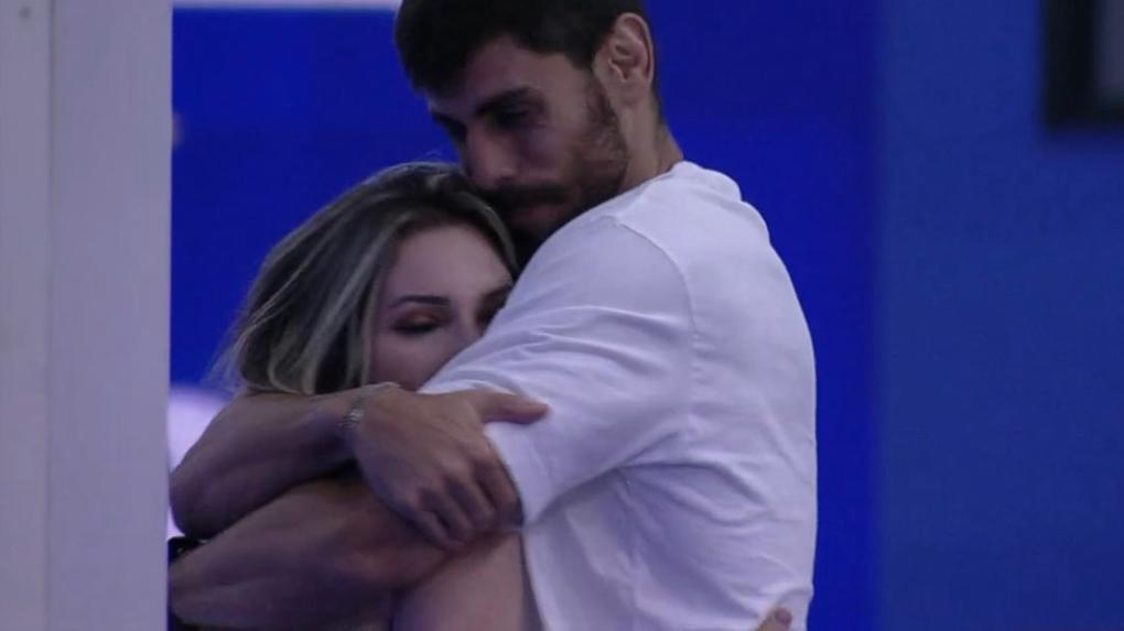 Antônio 'Cara de Sapato' abraça Amanda, após participante voltar da prova bate-volta do BBB 23