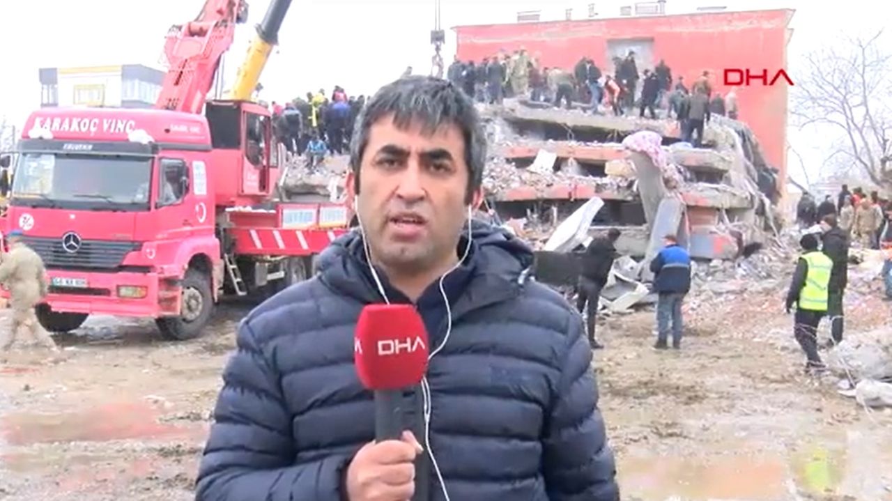 Repórter da DHA faz passagem em frente a escombros de prédio