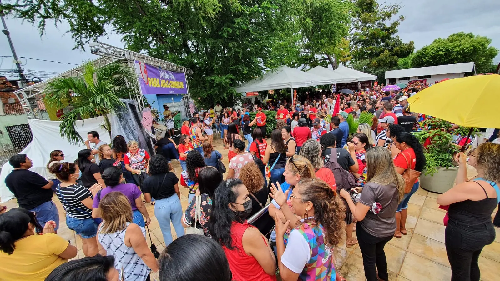 Professores se manifestam por reajuste salarial na Câmara Municipal