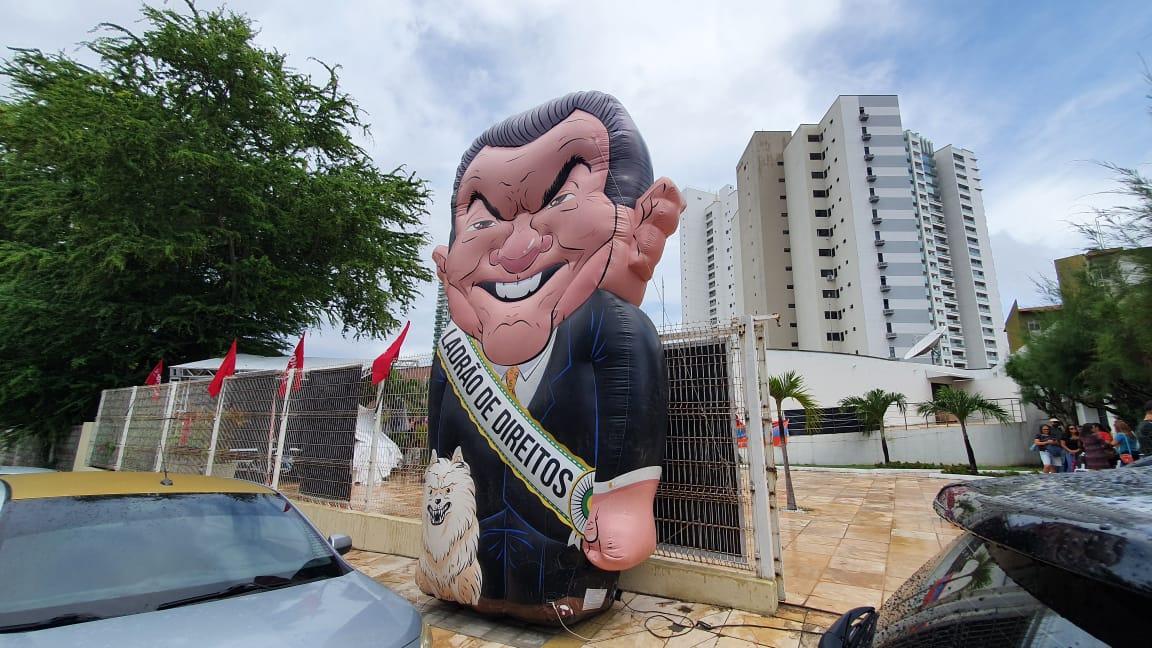 Boneco inflável do prefeito José Sarto na frente da Câmara Municipal