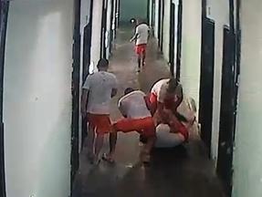 Um interno foi agredido por outros dois detentos, com um objeto perfurocortante, no Ceará. A agressão foi filmada por câmeras do presídio