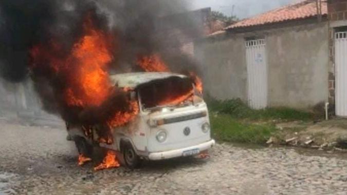 Kombi branca pega fogo em uma rua de Pacatuba