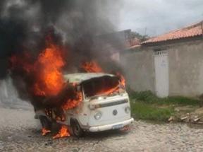 Kombi branca pega fogo em uma rua de Pacatuba