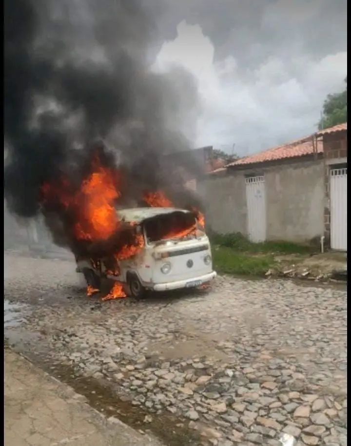 Kombi branca pega fogo em uma rua de Pacatuba