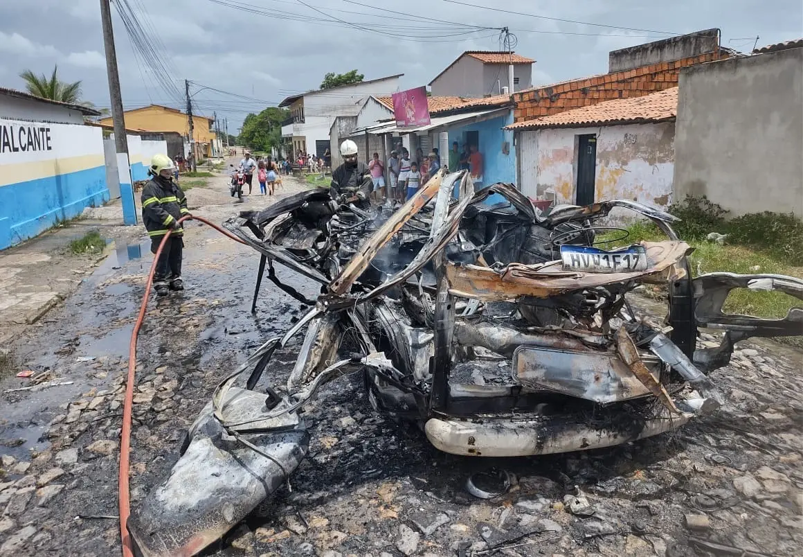 Bombeiros controlam incêndio em Kombi