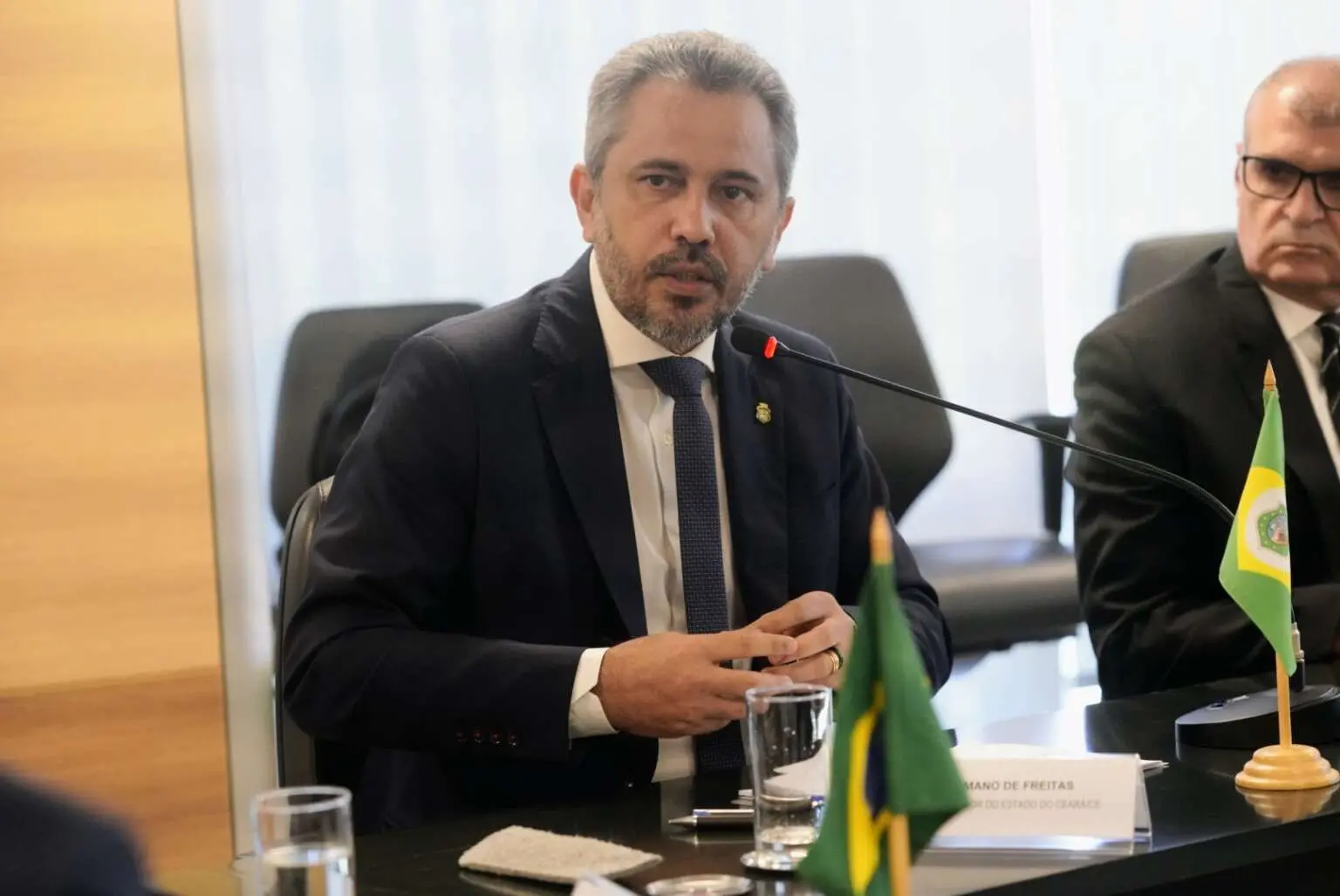 Governador Elmano de Freitas em viagem a Brasília