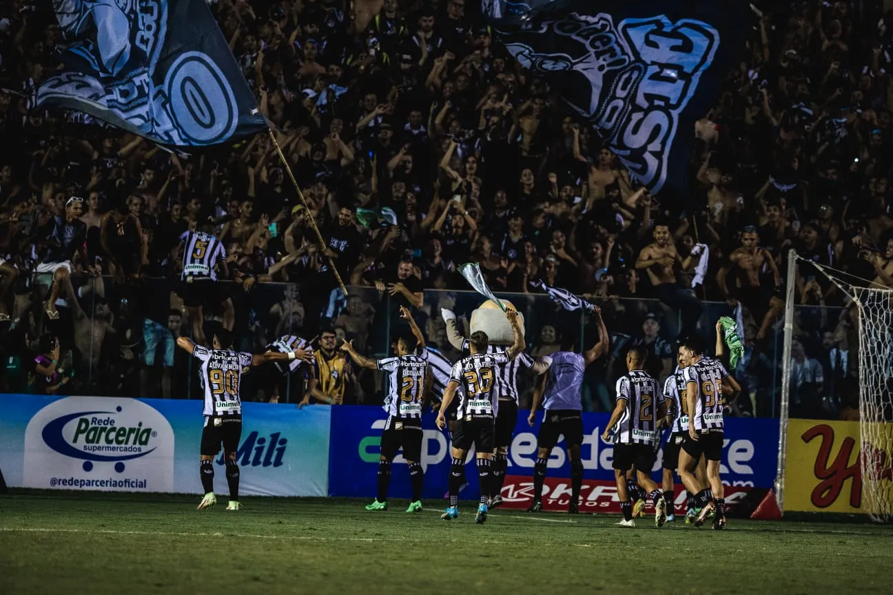 Jogadores comemoram com a torcida do Ceará após vitória no Clássico-Rei