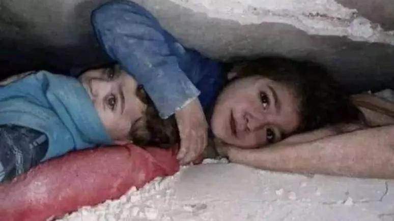 Imagem de crianças soterradas em terremoto na síria