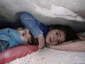 Imagem de crianças soterradas em terremoto na síria
