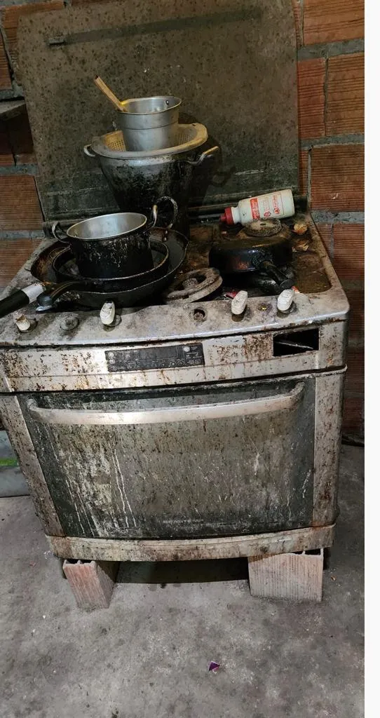 Os trabalhadores não tinham nem sequer estrutura para preparar comida.