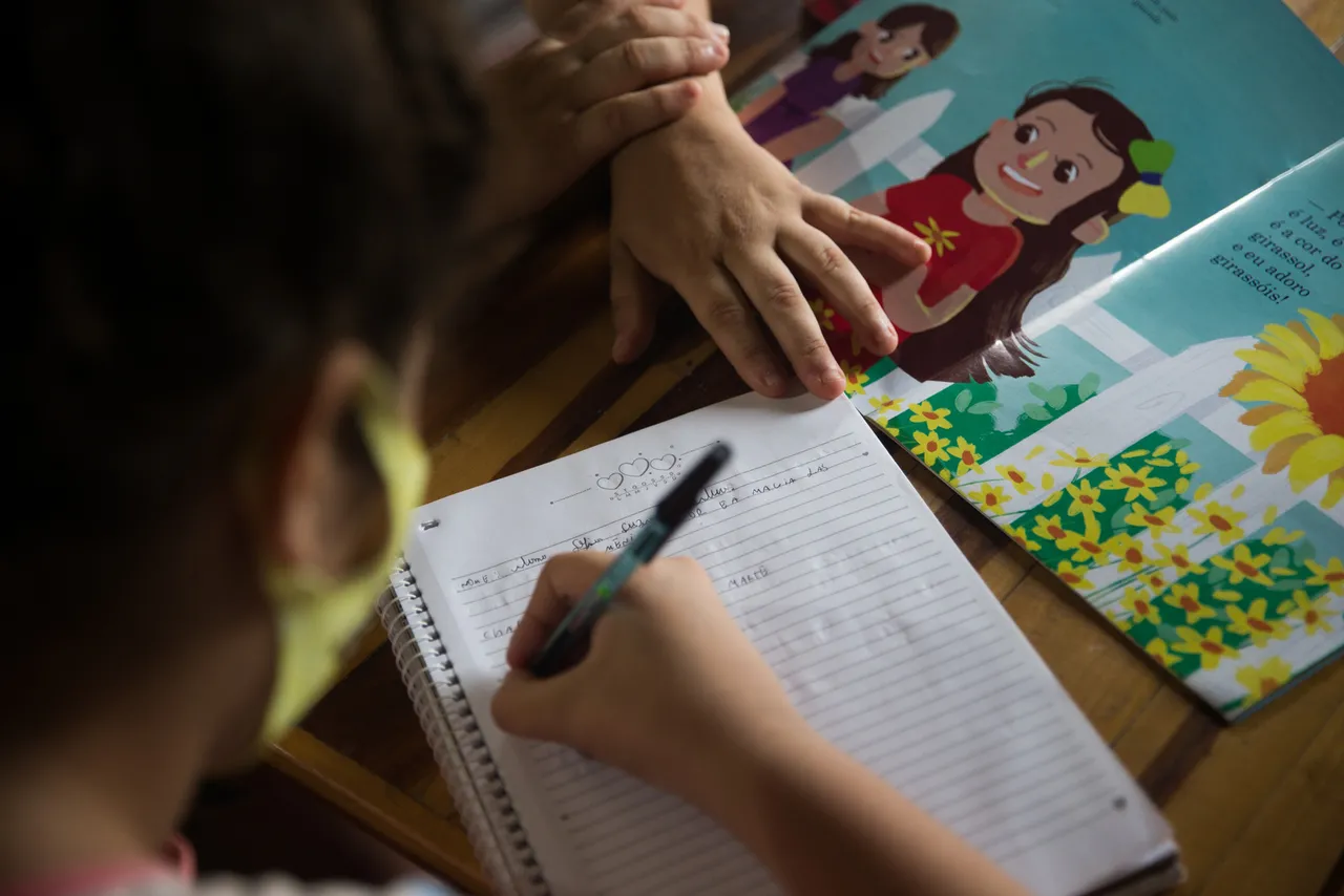 Escolas buscam novas formas de ensinar e manter os alunos matriculados