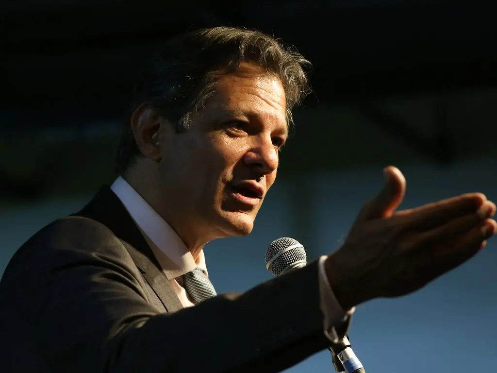 Fernando Haddad é um homem branco, de meia idade, cabelos semi-grisalhos