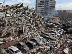 Equipes de resgate e civis procuram sobreviventes sob os escombros de prédios desabados em Kahramanmaras, perto do epicentro do terremoto, um dia após um terremoto de magnitude 7,8 atingir o sudeste do país, em 7 de fevereiro de 2023