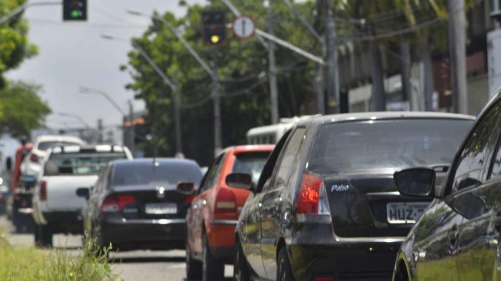 Fila de carros parados em semáforo no Ceará