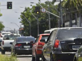 Fila de carros parados em semáforo no Ceará