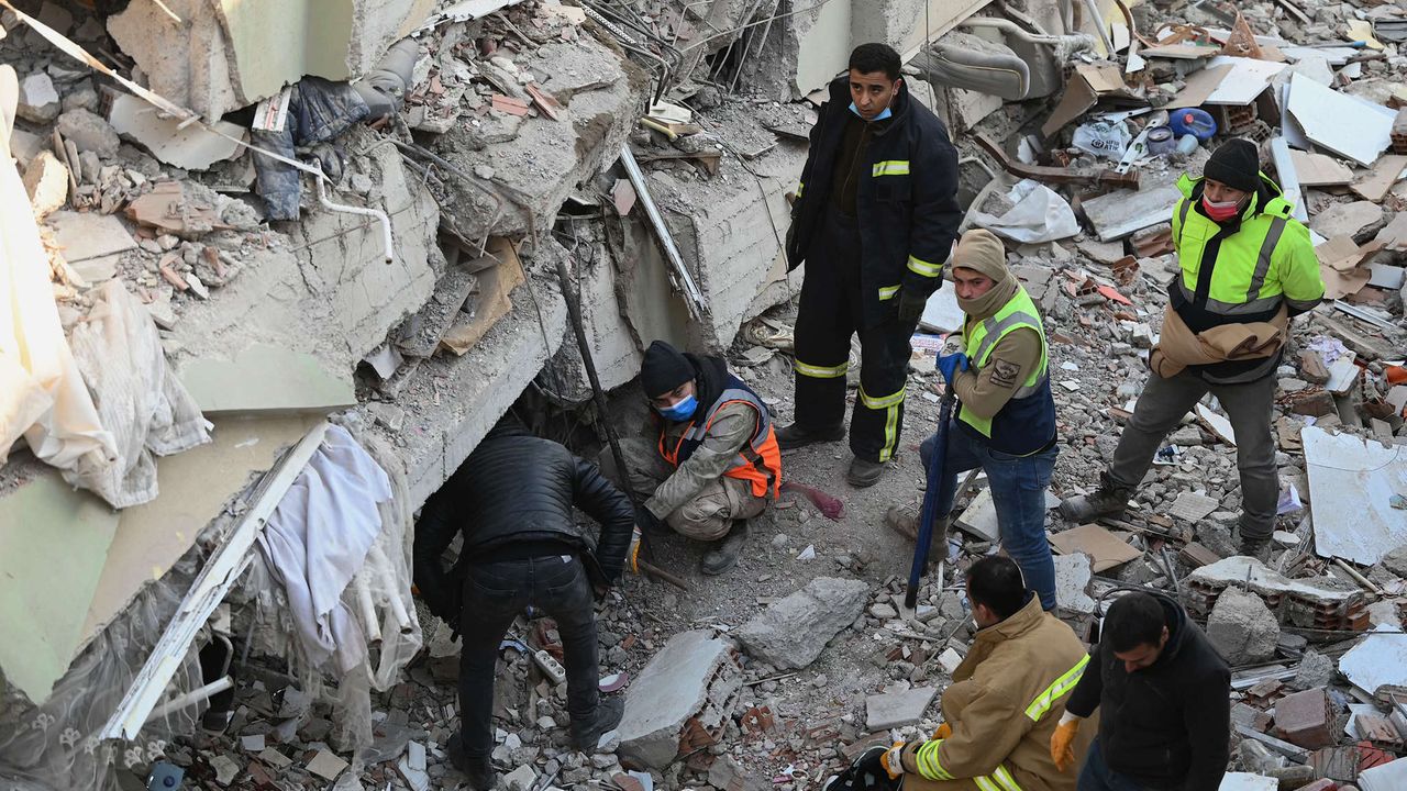 Terremoto, Turquia, escombros, mulher, resgate