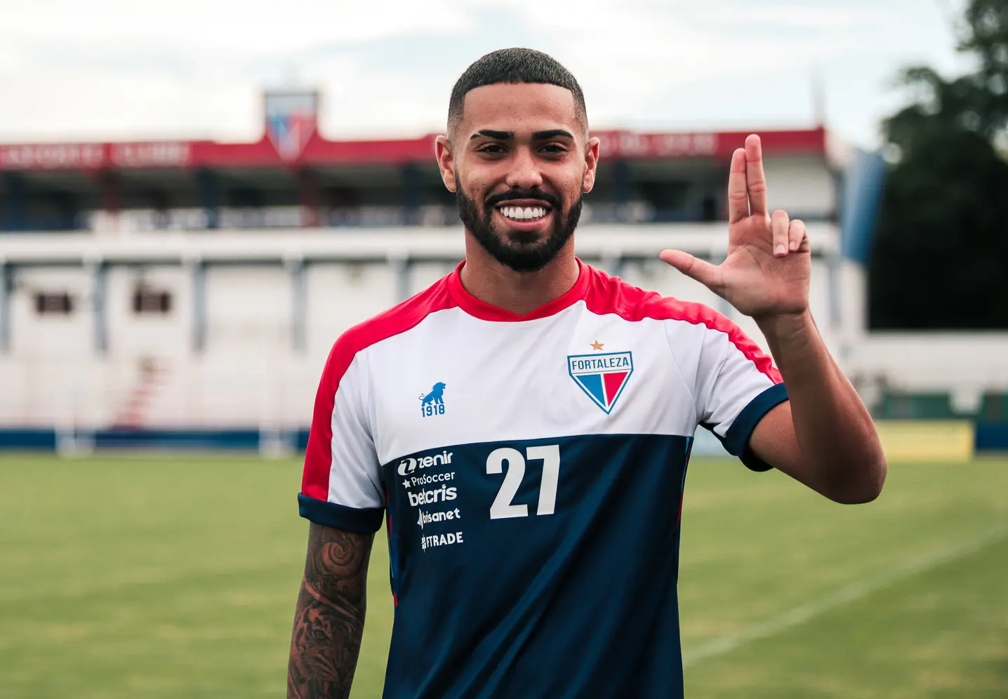 Calebe faz sinal de 'L' com a mão em foto com a camisa do Fortaleza
