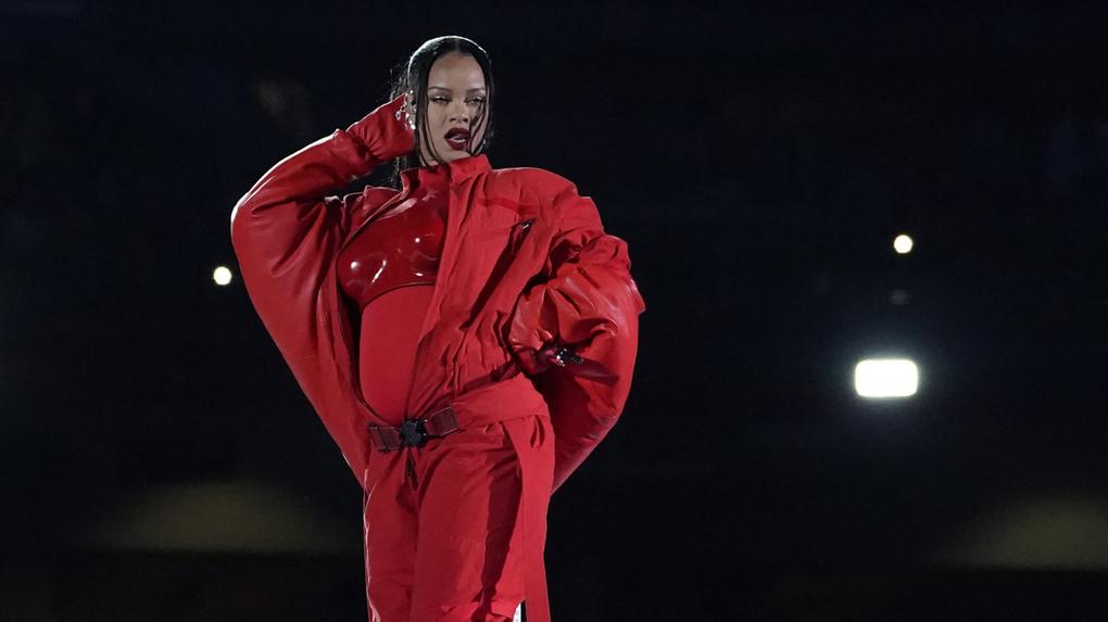 A cantora barbadiana Rihanna se apresenta durante o show do intervalo do Super Bowl LVII entre o Kansas City Chiefs e o Philadelphia Eagles no State Farm Stadium em Glendale, Arizona, em 12 de fevereiro de 2023
