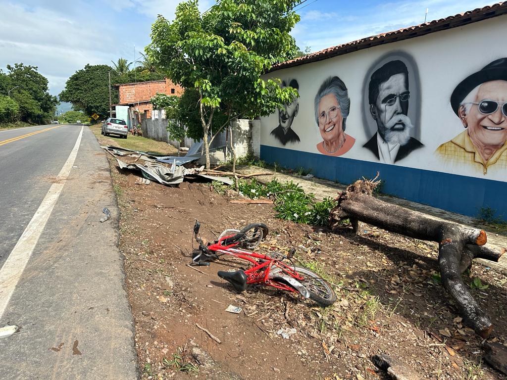 Local de acidente onde caminhão atropelou três pessoas em itaitinga