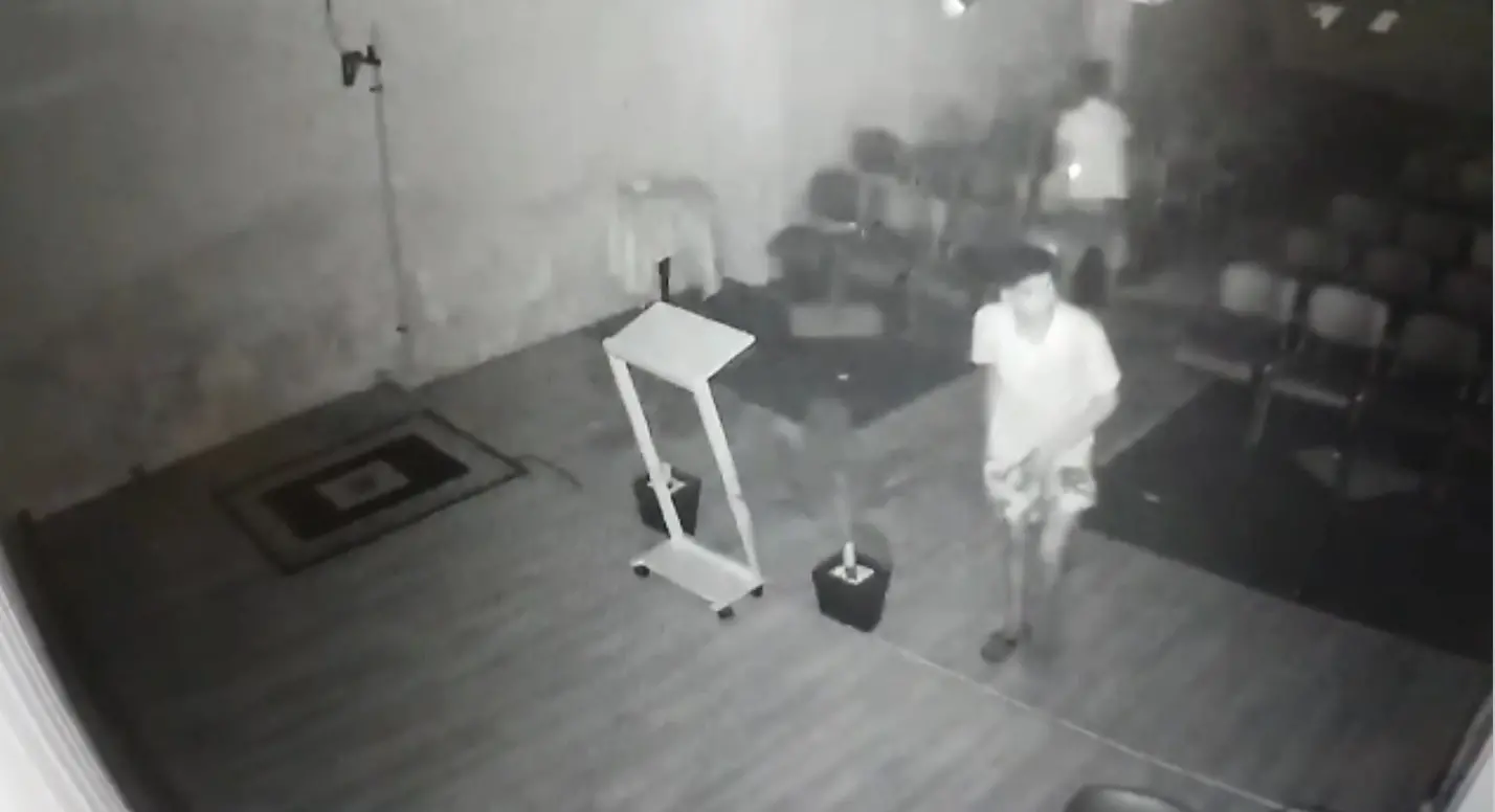 No escuro, homens usaram lanternas de celulares para procurar objetos de valores