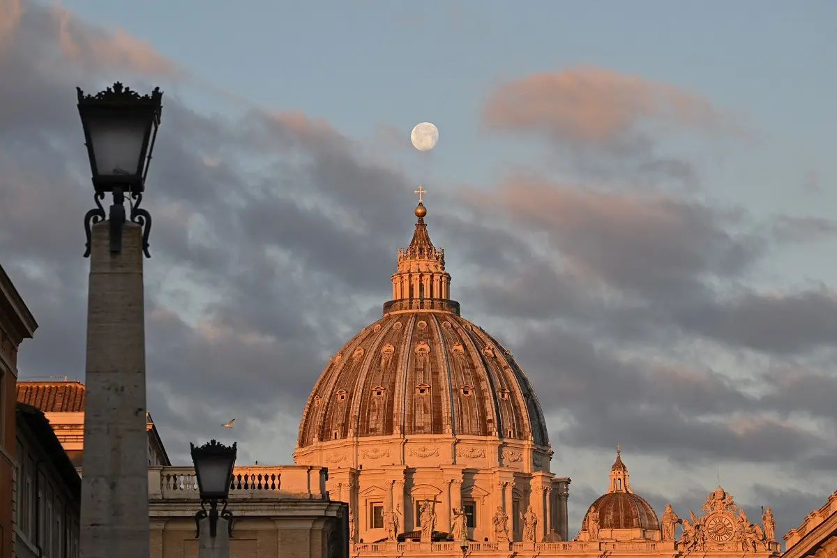 Papa Francisco com olhar preocupado. É um homem branco e usa vestes da Igreja Católica