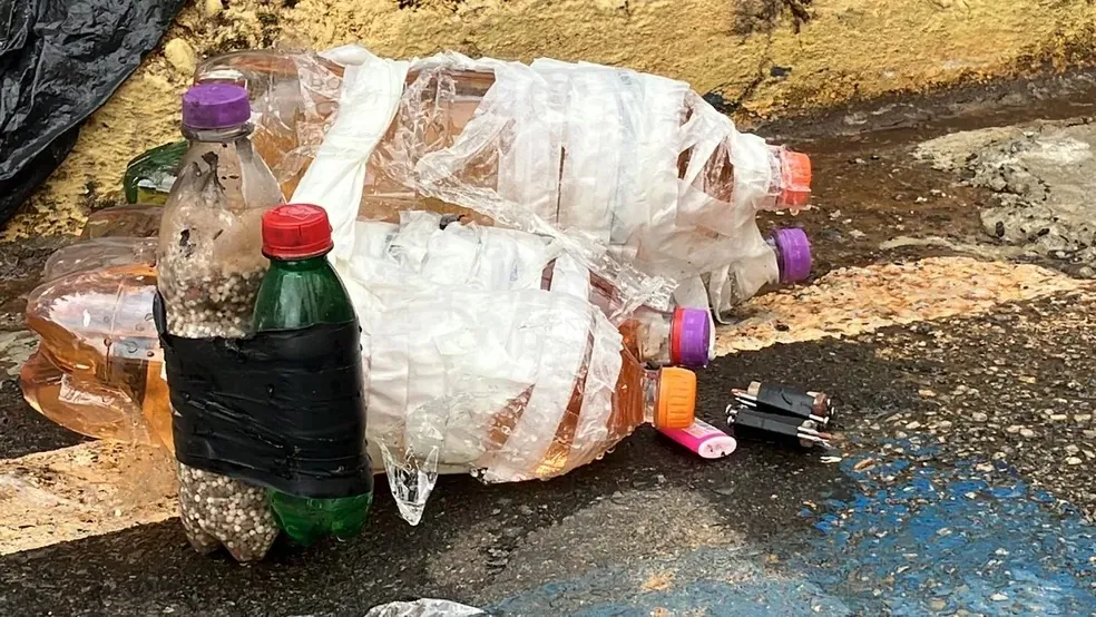 O rapaz montou as bombas caseiras com garrafas plásticas e combustíveis.