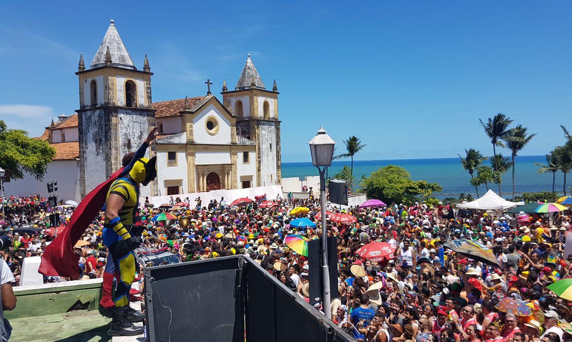 Por que o Carnaval não faz parte da narrativa identitária nordestina? -  Durval Muniz de Albuquerque Jr - Diário do Nordeste